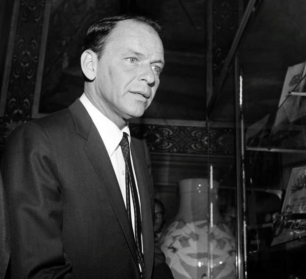 A picture taken on June 5, 1962 of American singer Frank Sinatra during a reception at the Paris City Hall, where he was awarded the City of Paris Medal (Photo: AFP)
