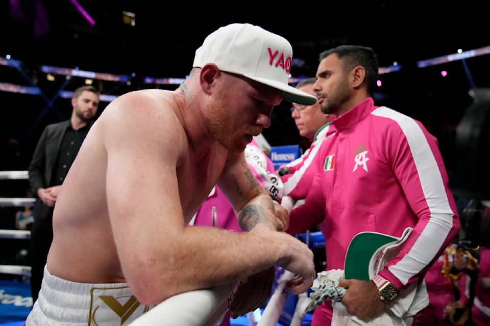 Álvarez follower was undeniably king at 168 pounds, but could not beat his second light heavyweight belt.  (AP Photo / John Locher)