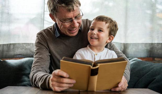 Children should be taught the habit of reading at an early age (Photo: Freepik)