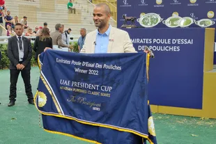 His Excellency Tony Parker, showing the blanket dedicated to the winner Paula de Felice de Paris Longchamp;  Mangosteen was the winner