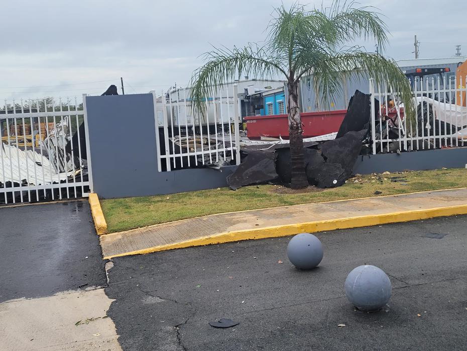 Part of the roof of the Thermo King factory in Arecibo has fallen.