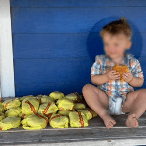 The 2-year-old boy ordered 31 hamburgers in the United States with his mother’s phone
