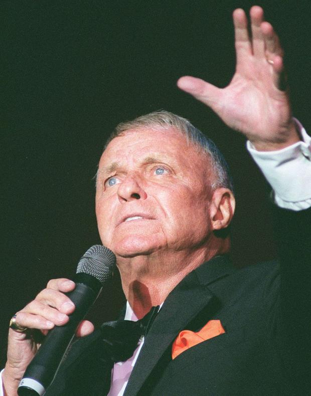 File photo taken on October 1, 1992, in Washington, of singer and actor Frank Sinatra during the reopening of the Warner Theater (Photo: Paul J. Richards/AFP)