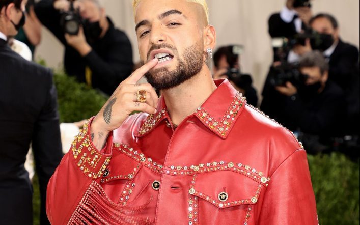 They recorded Maluma in bed: a sexy woman with open-back panties “exploits” the singer’s most vulnerable moment