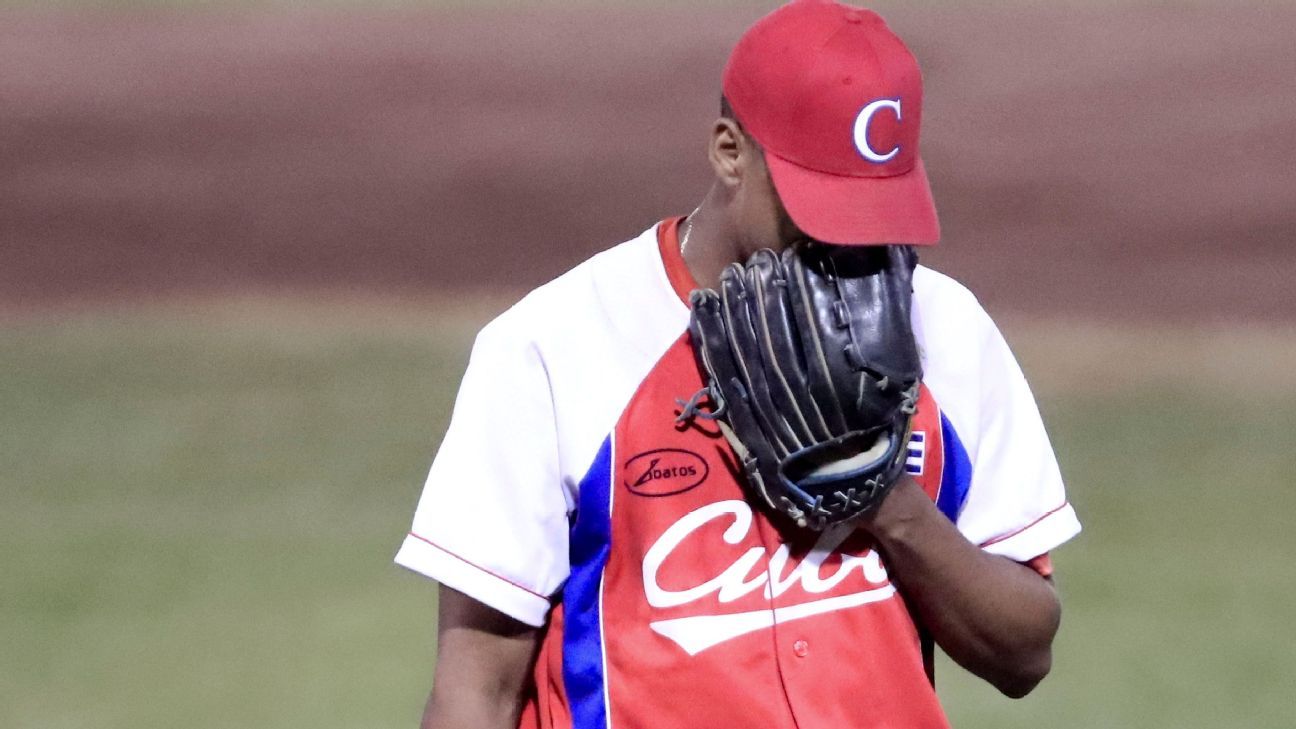 Two Cuban baseball players leave the national team for a trip to Mexico