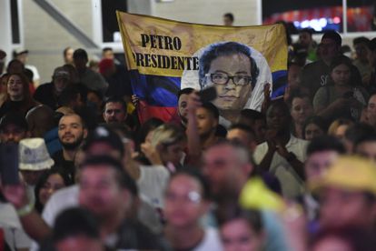 Followers of Gustavo Petro, president-elect of Colombia, in Medellin, this Sunday, June 19.