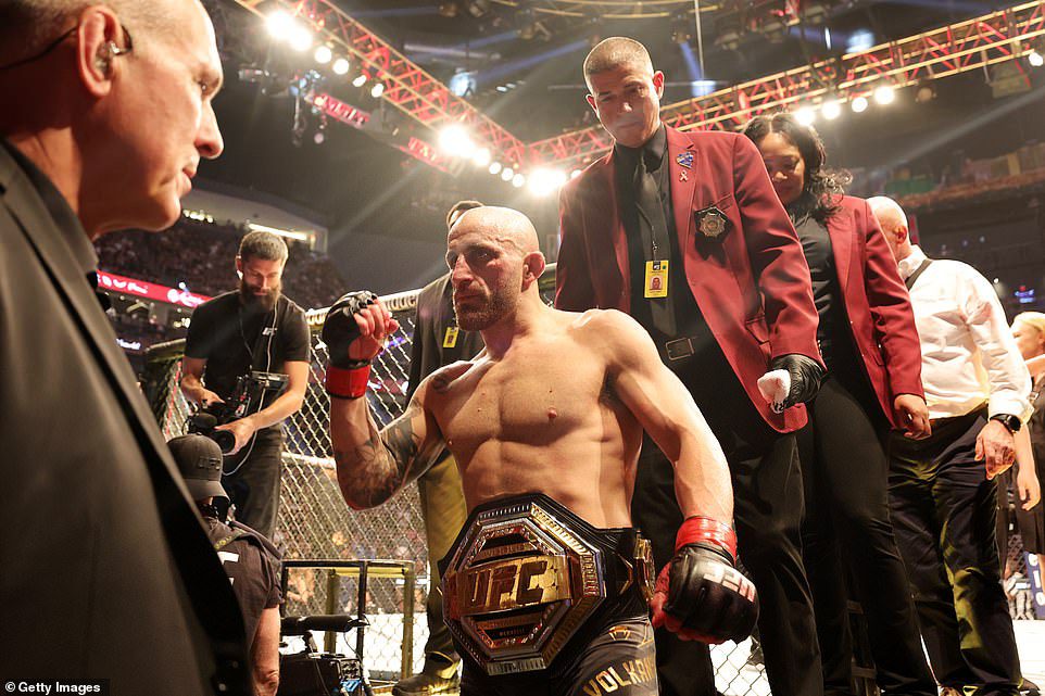Alexander Volkanovsky retained the featherweight title with a routine victory over Max Holloway in the joint main event