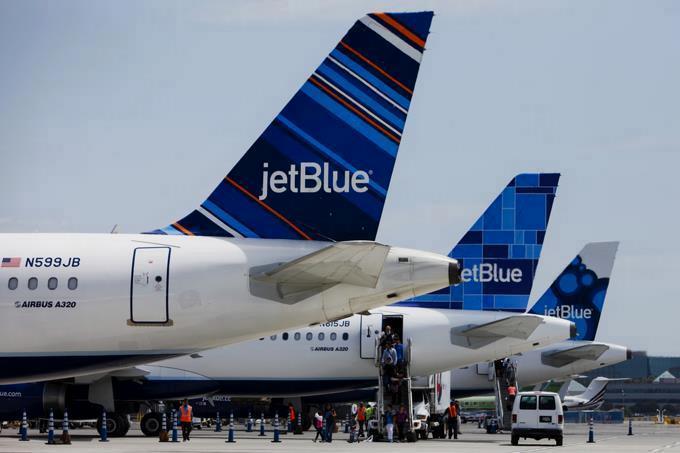 Pacheco complains of “excesses” by JetBlue and will recommend the government revoke his license
