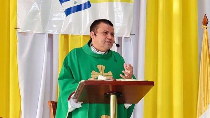 ‘Don’t leave me alone’ shouts Nicaraguan priest trapped by police
