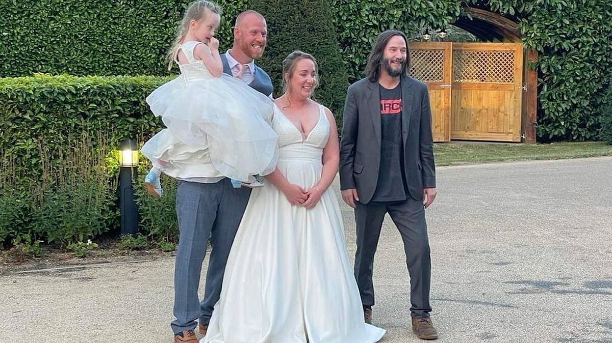 Keanu Reeves shows a surprise at a wedding … for an unknown couple!