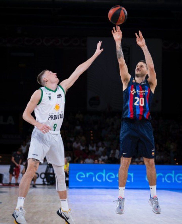 Labro nailed seven times.  (Barcelona Baskett Press)