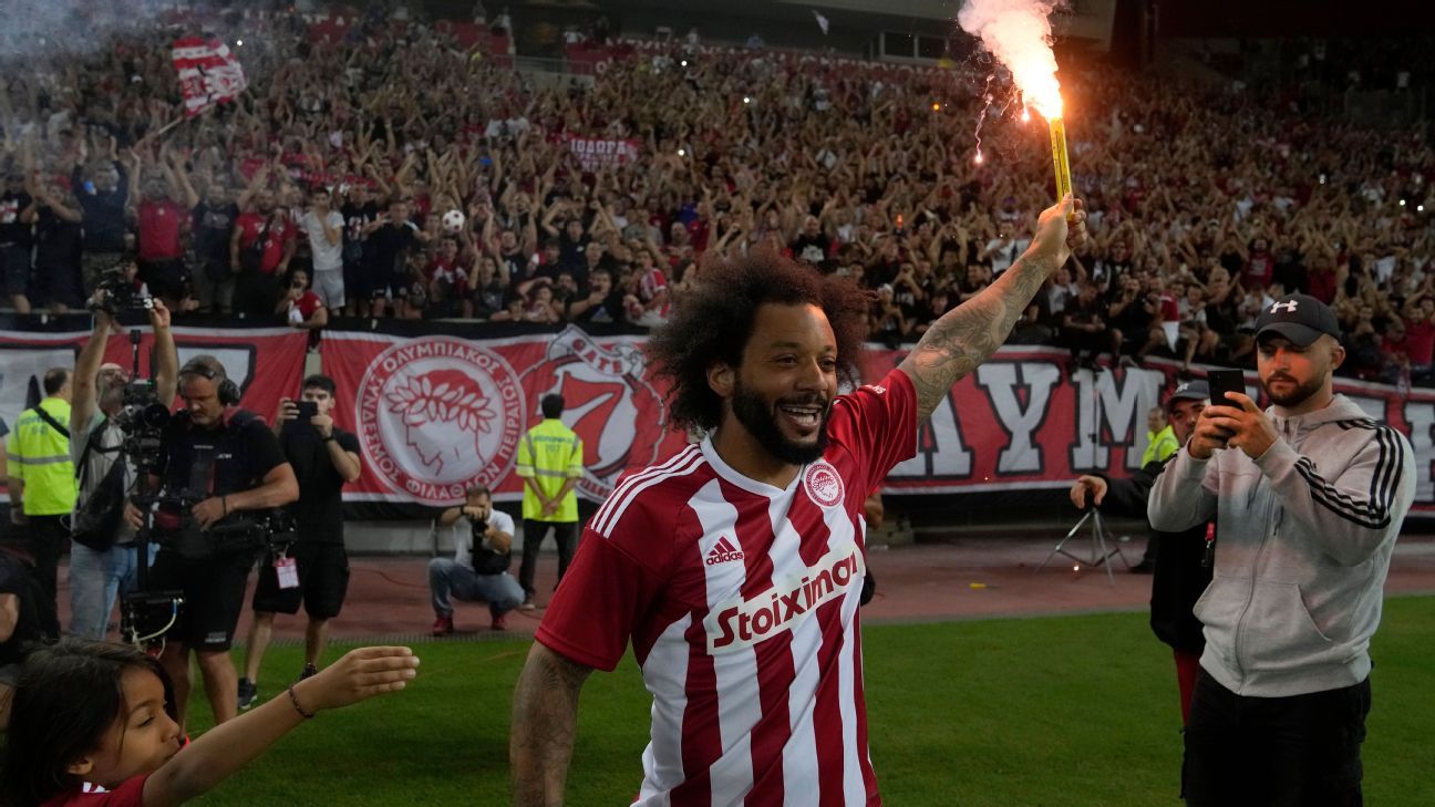 After Marcelo signed, he was received by more than 20 thousand Olympiakos fans