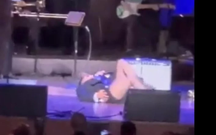Alejandra Guzman falls on stage and leaves the concert in an ambulance