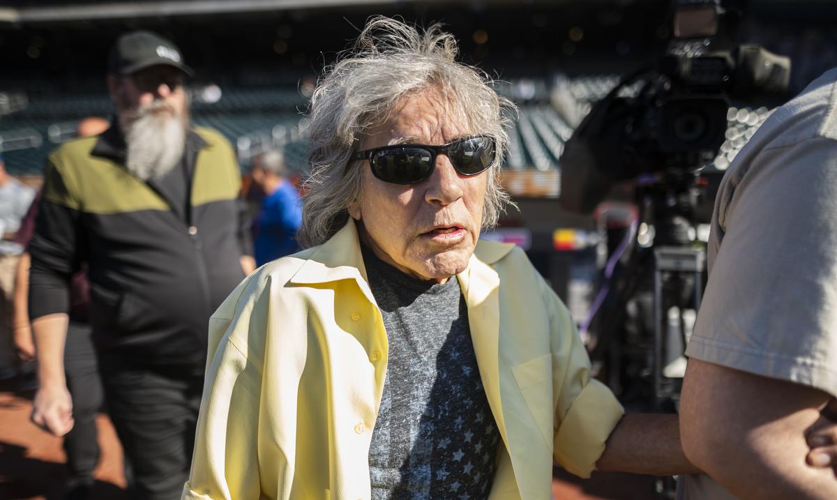 Jose Feliciano looked without stage control while singing songs at Citi Field