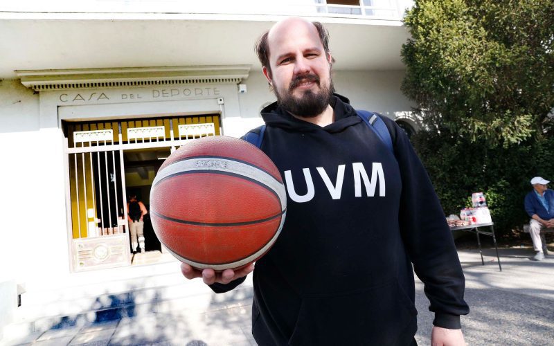 Under his hand is brewing the future of Chilean basketball