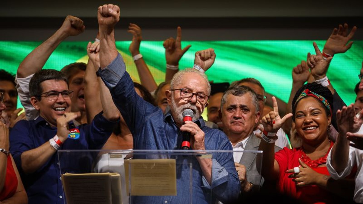 Bolsonaro remains silent after defeat by Lula in Brazilian elections