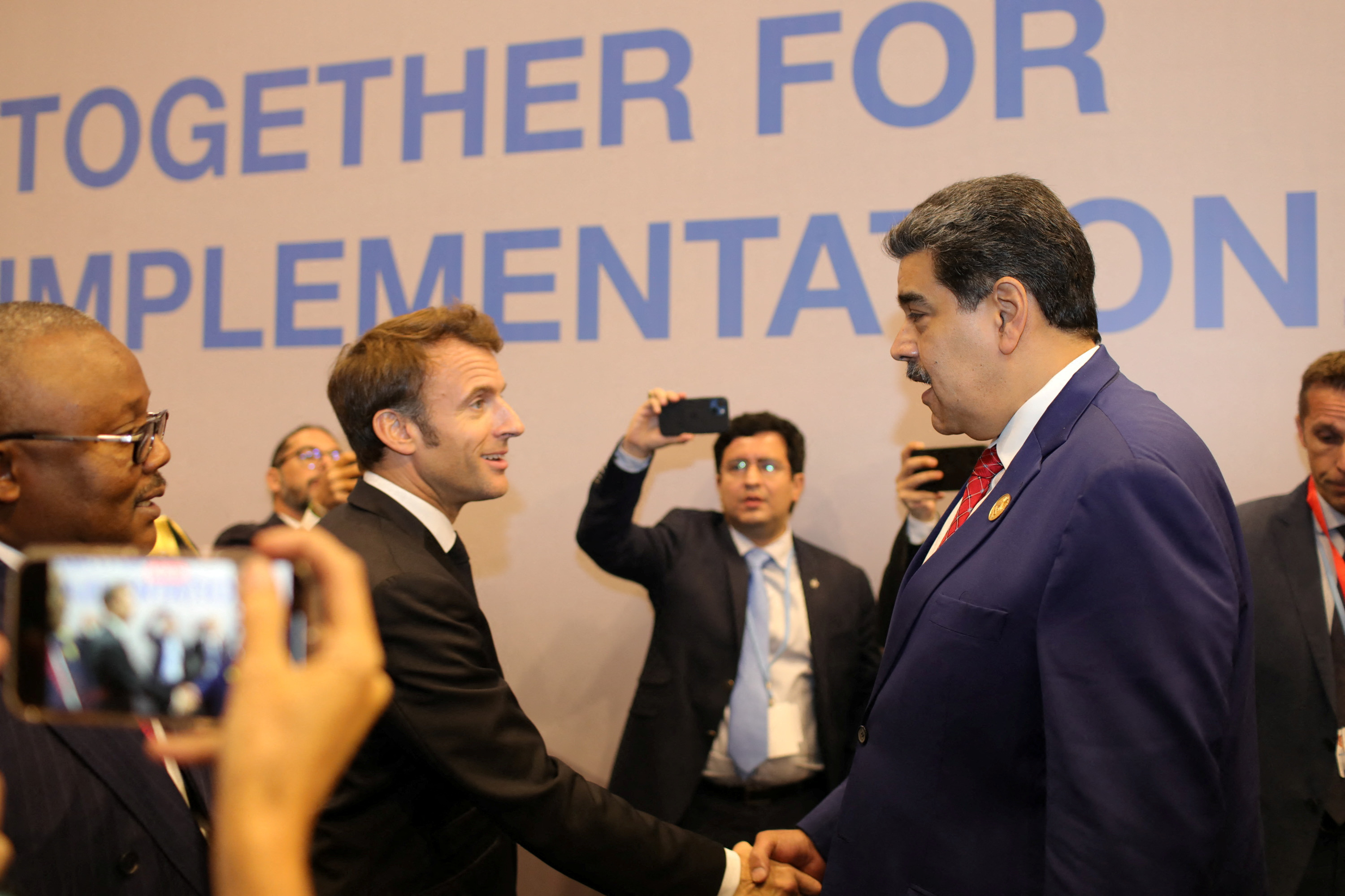 Salute between Emmanuel Macron and Nicolas Maduro in the framework of COP27 (Miraflores Palace / Posted via Reuters)