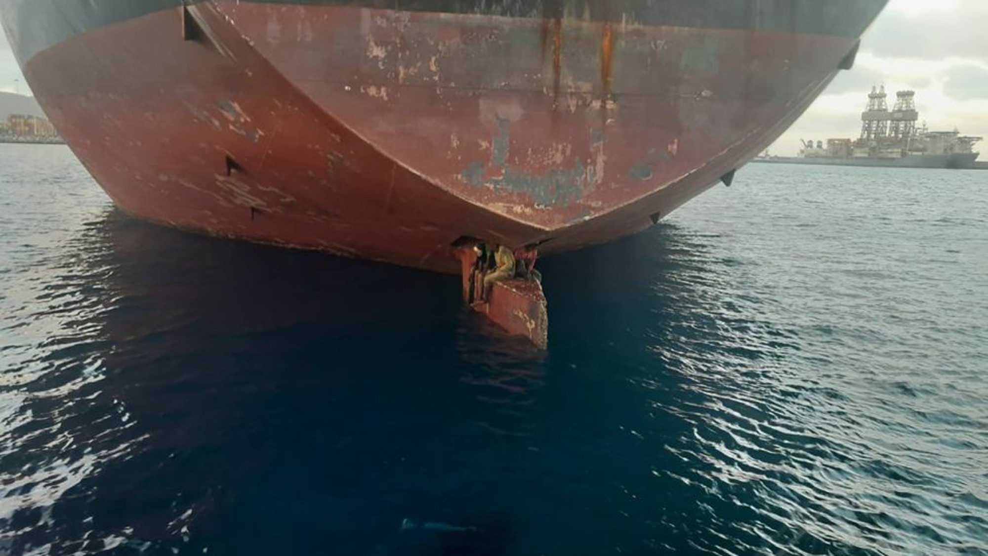 Three migrants survive 11 days on the rudder of a ship