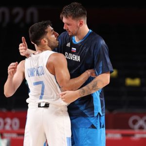 Facu Campazzo and Luka Doncic watched the Argentina-Mexico match in the Mavs locker room